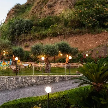 Alojamento de Acomodação e Pequeno-almoço La Risacca Relais Belvedere Marittimo