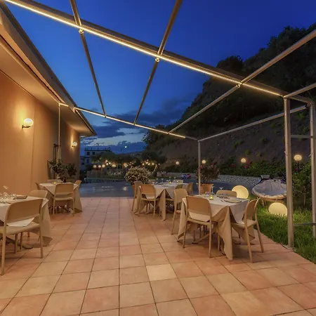 Alojamento de Acomodação e Pequeno-almoço La Risacca Relais 3*